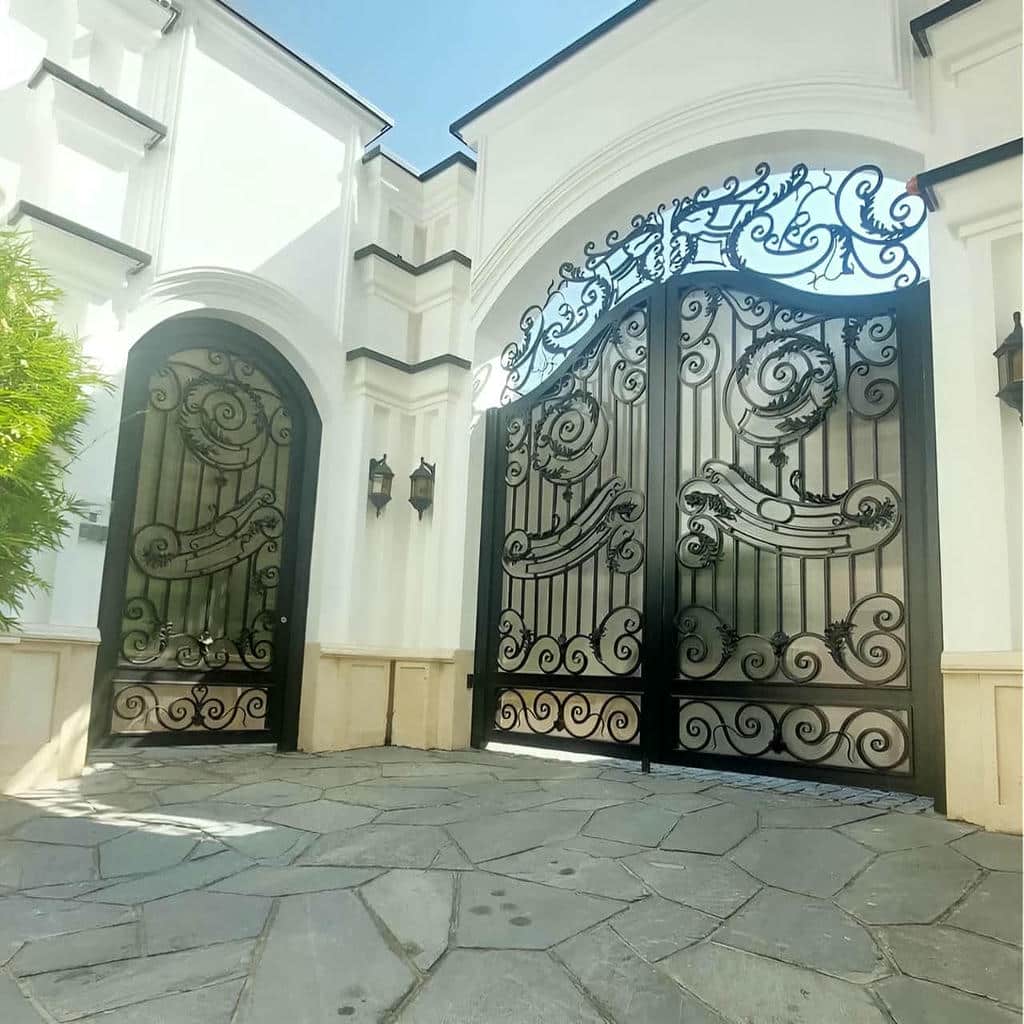 درب ساختمان فرفورژه گل دار با گل ریز و پیچک ظریف