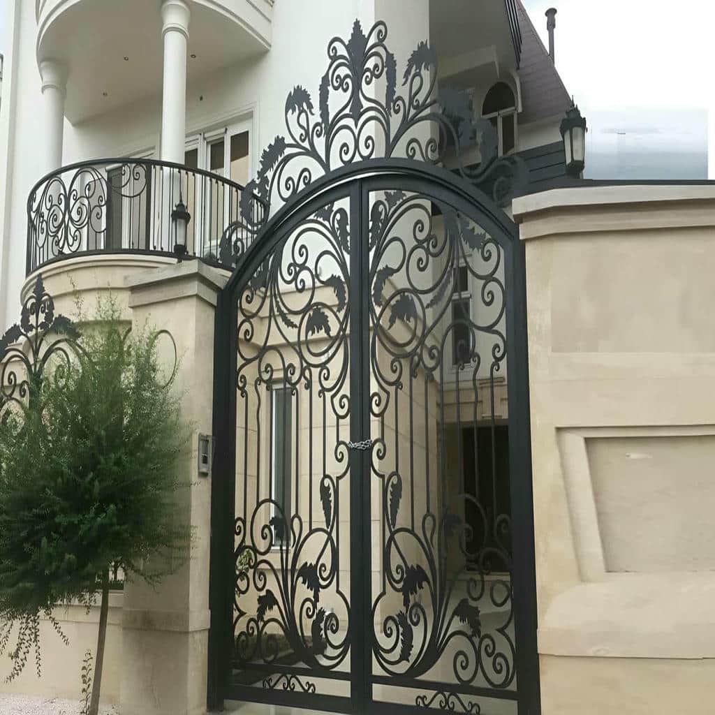 درب فرفورژه نمای رومی با تاج هماهنگ با ستون‌های سنگی