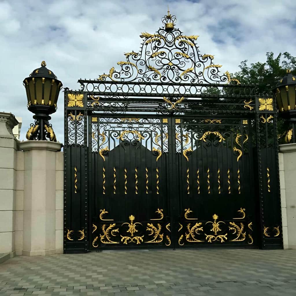 درب پارکینگ لولایی ستون دار لوور با طراحی سفارشی