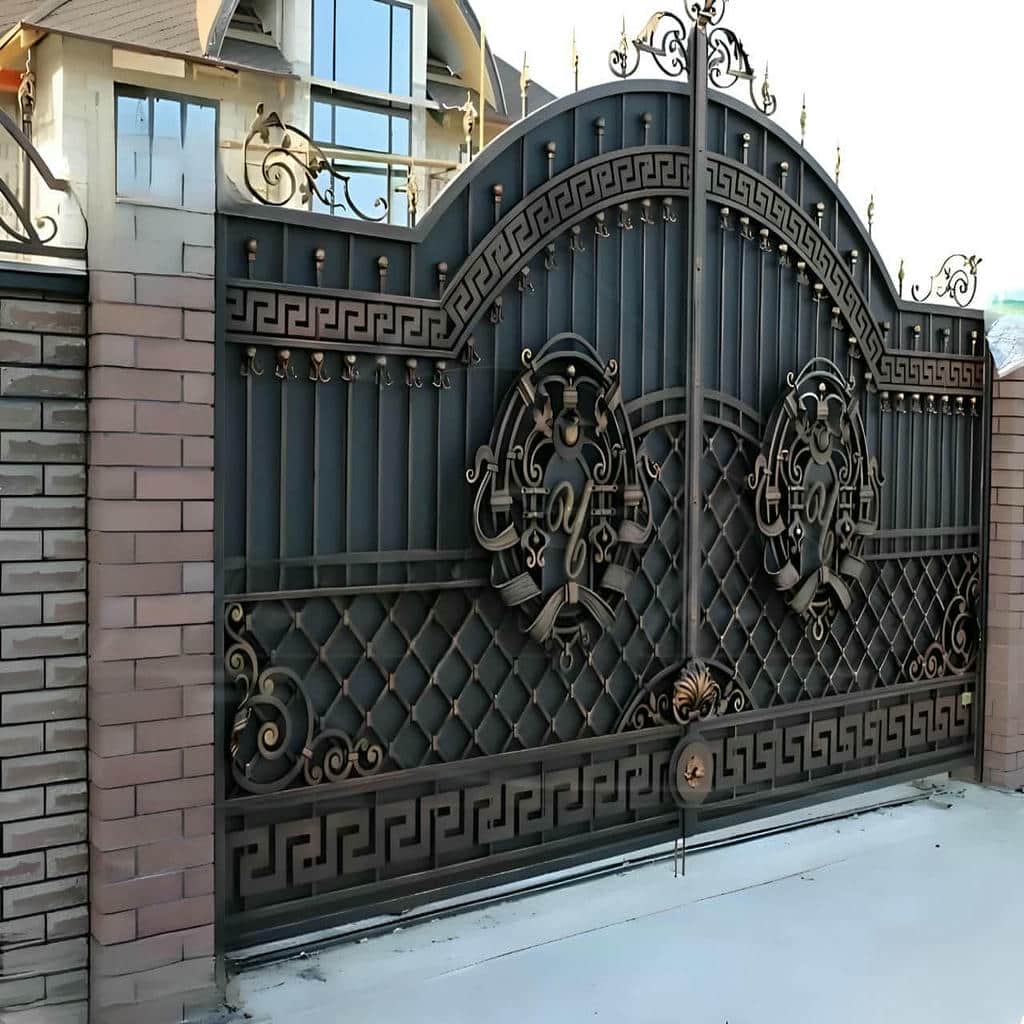 درب پارکینگ لولایی ستون دار مینیمال با طراحی ساده