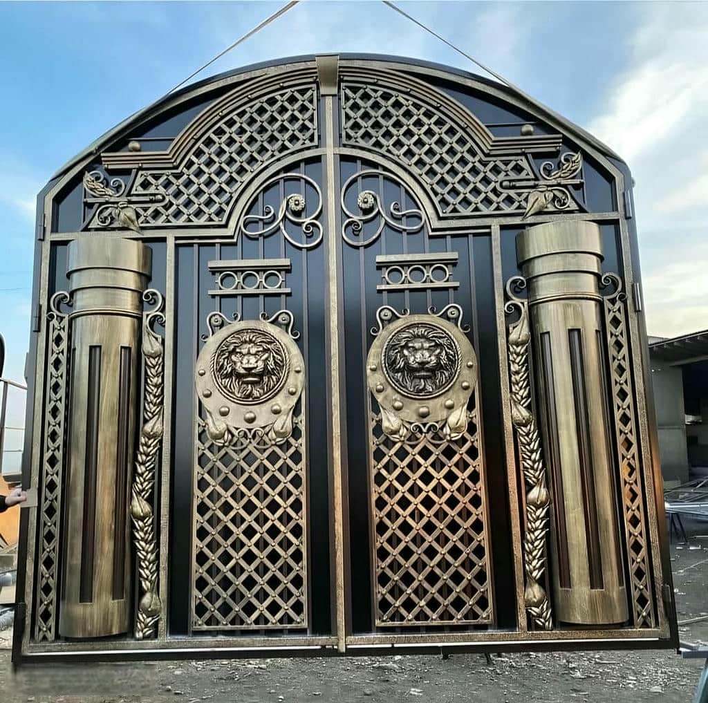 درب پارکینگ ویلایی دو لنگه فرفورژه با طرح کلاسیک