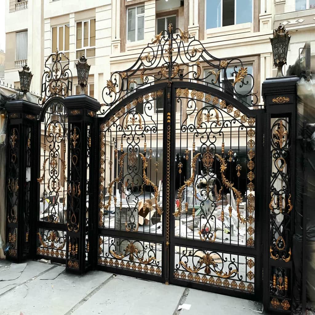 درب پارکینگ ویلا ماشین رو فرفورژه با جزئیات تزئینی
