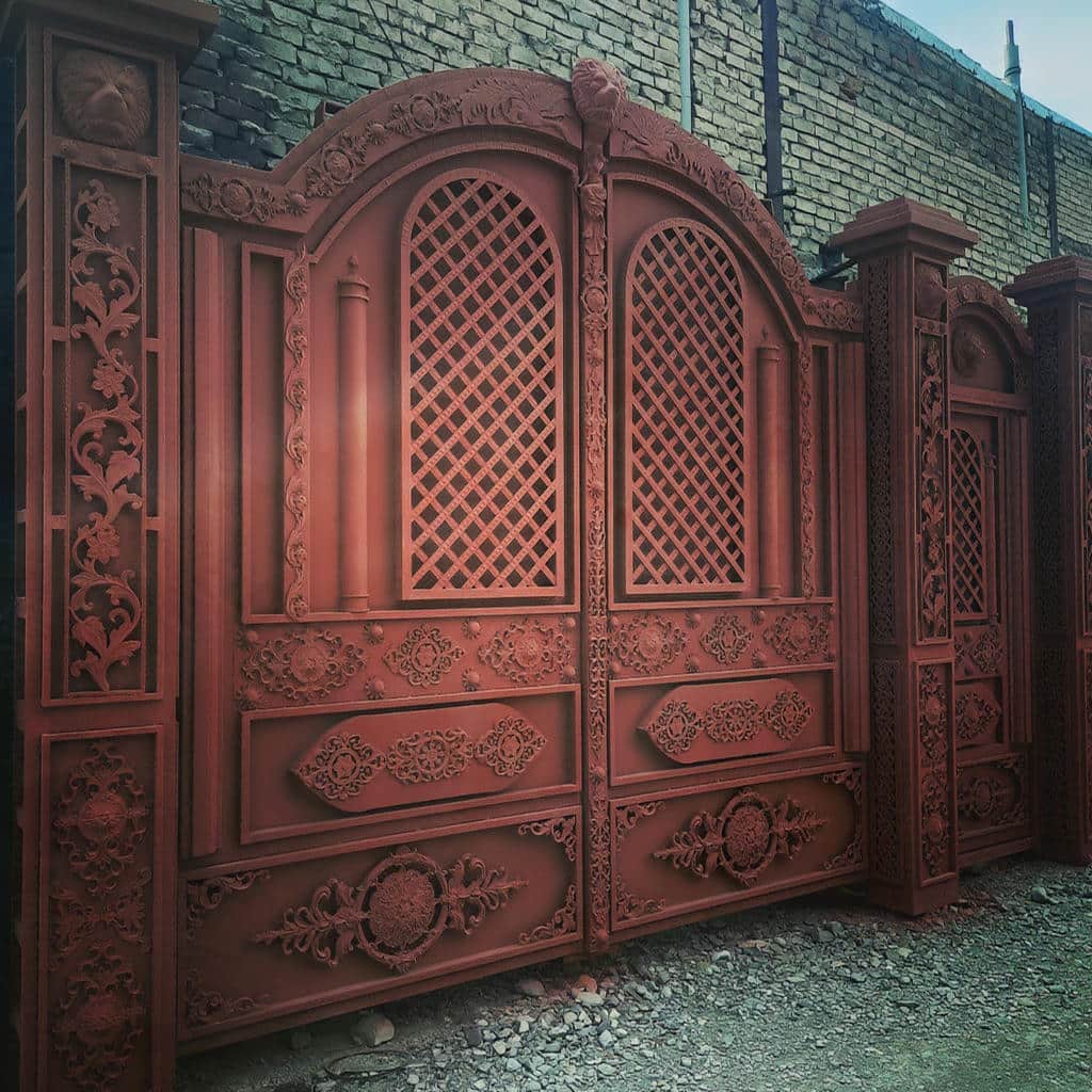 نصب درب ساختمان ساده شاسی فلزی با اندازه‌گیری دقیق