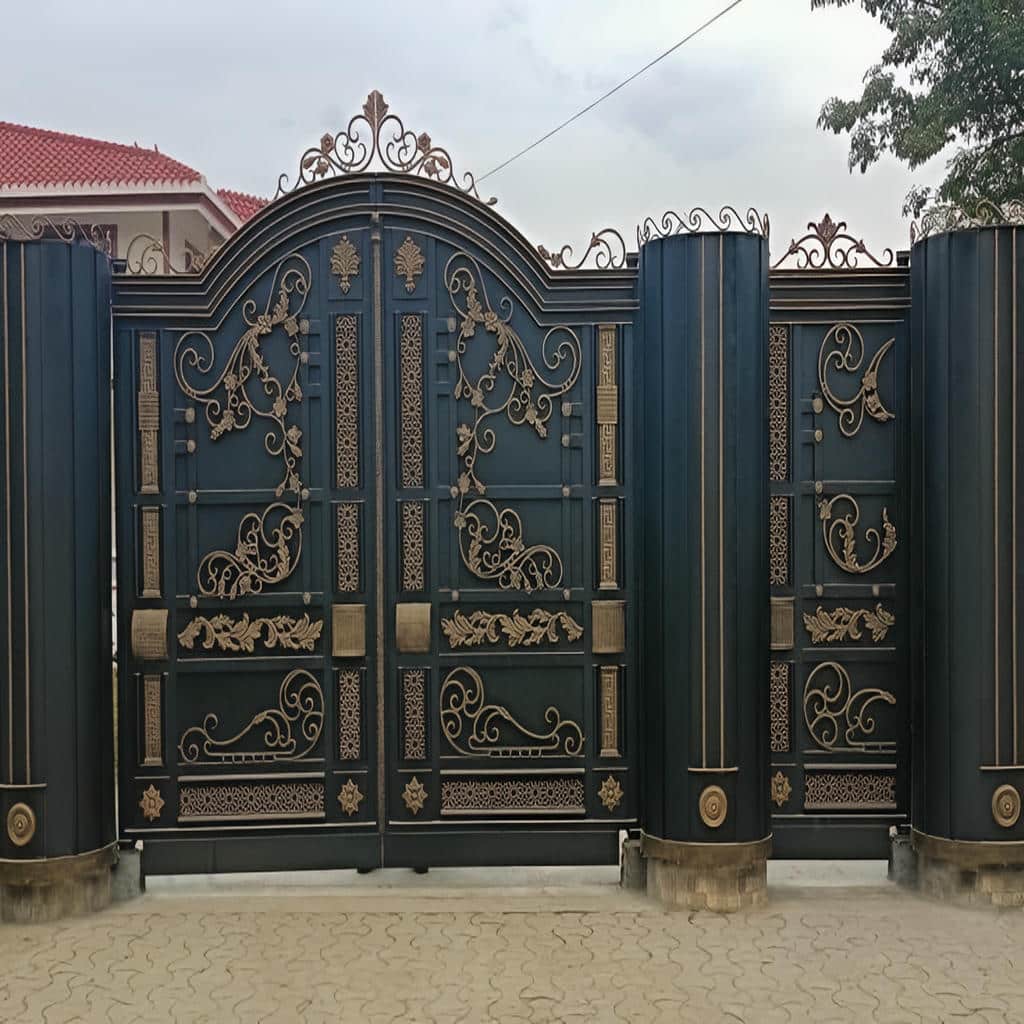 درب پارکینگ طرح چوب ترموود با خطوط عمودی مدرن