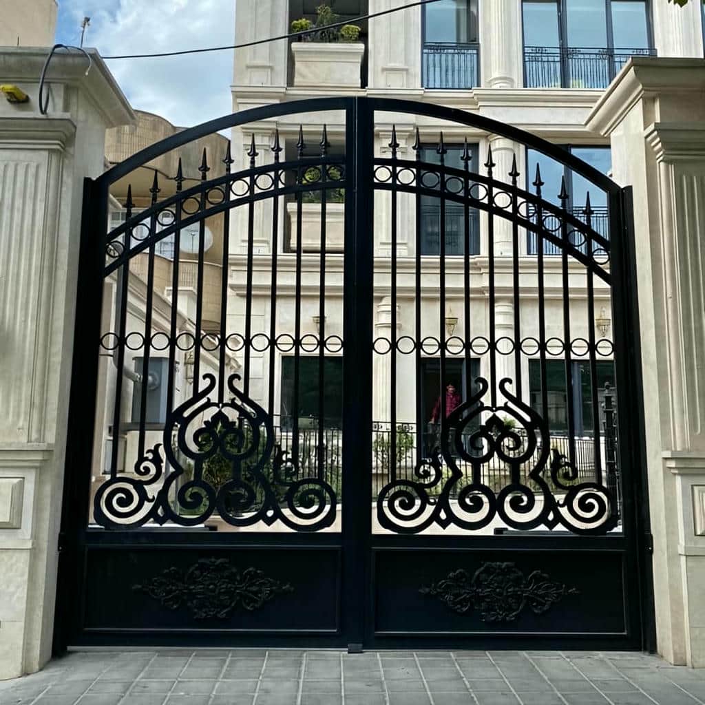 اجرای درب فلزی ریلی باغ با هماهنگی کف و راهنما