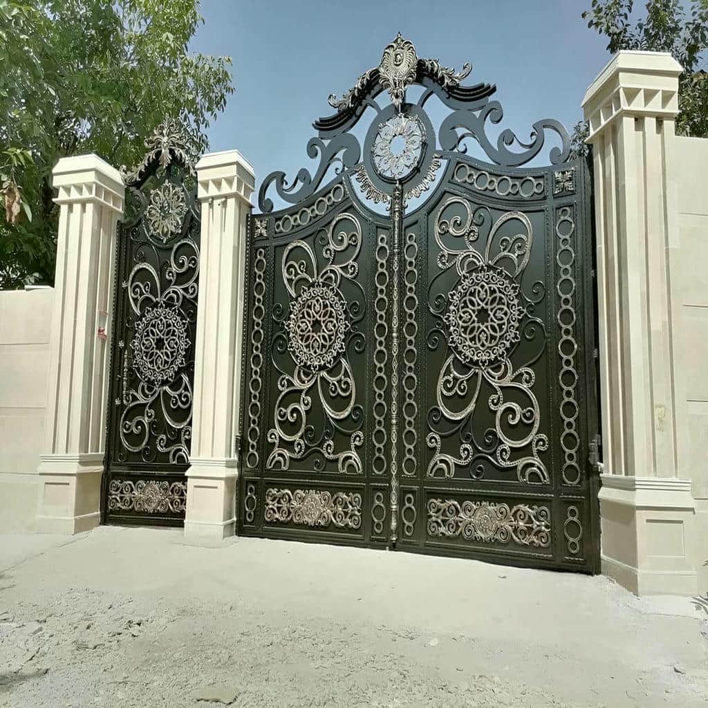 درب طرح چوب فلزی با پنل عمودی و قاب ساده