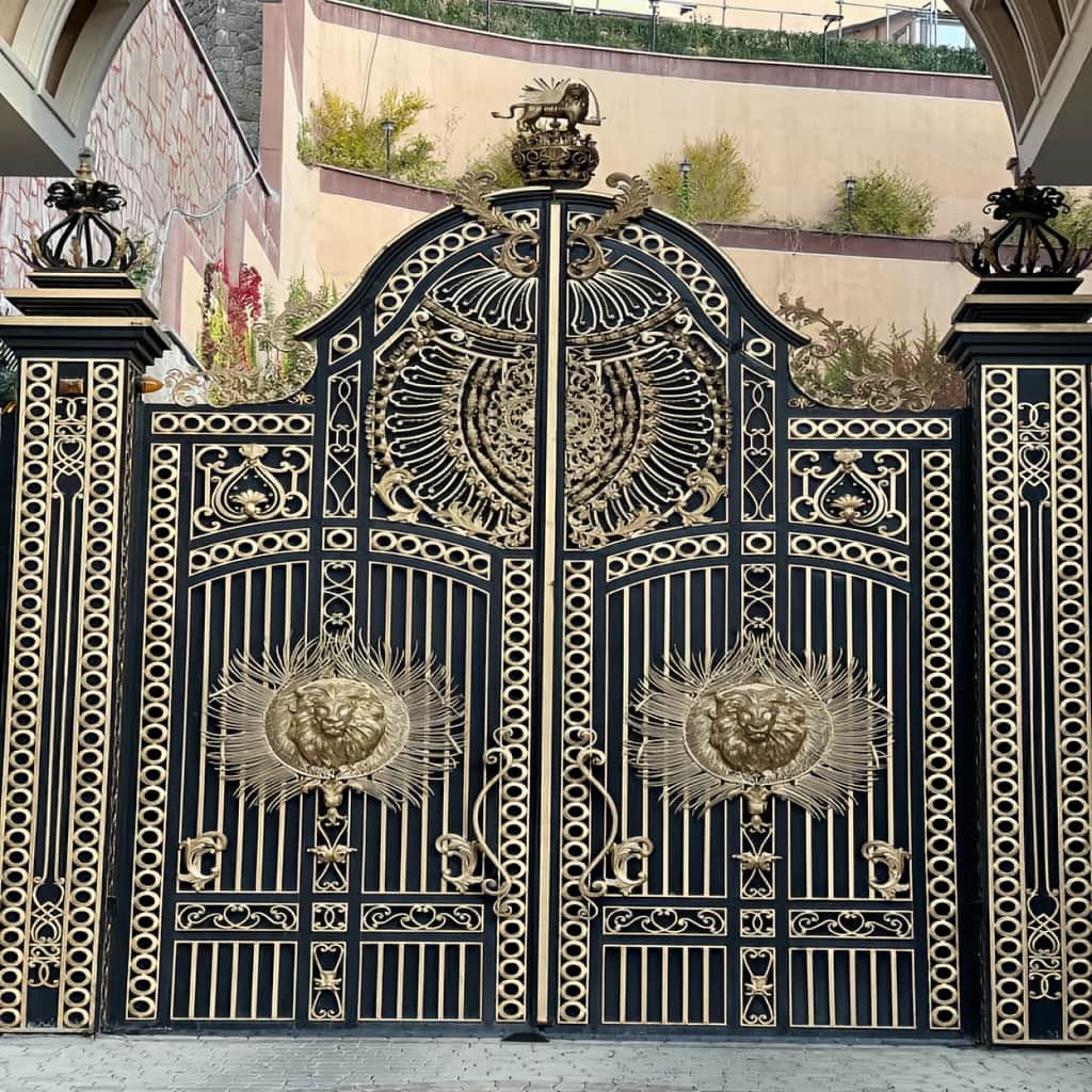 درب پارکینگ ساده پروفیلی با چیدمان عمودی منظم