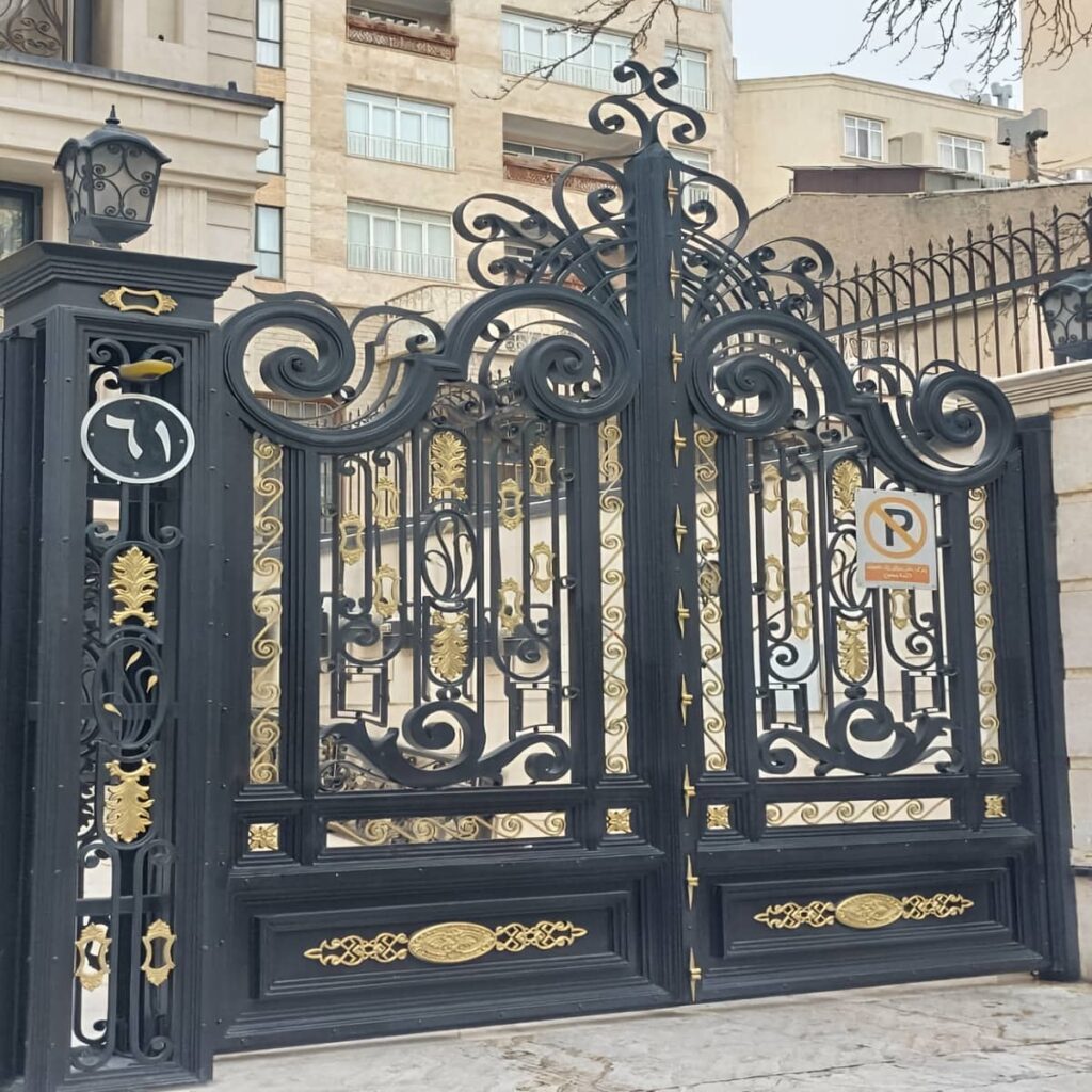 درب آهنی ساده قاب دار با قاب مرکزی متعادل