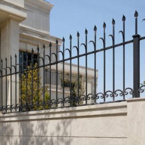 8 مدل حفاظ روی دیوار حیاط مسکونی