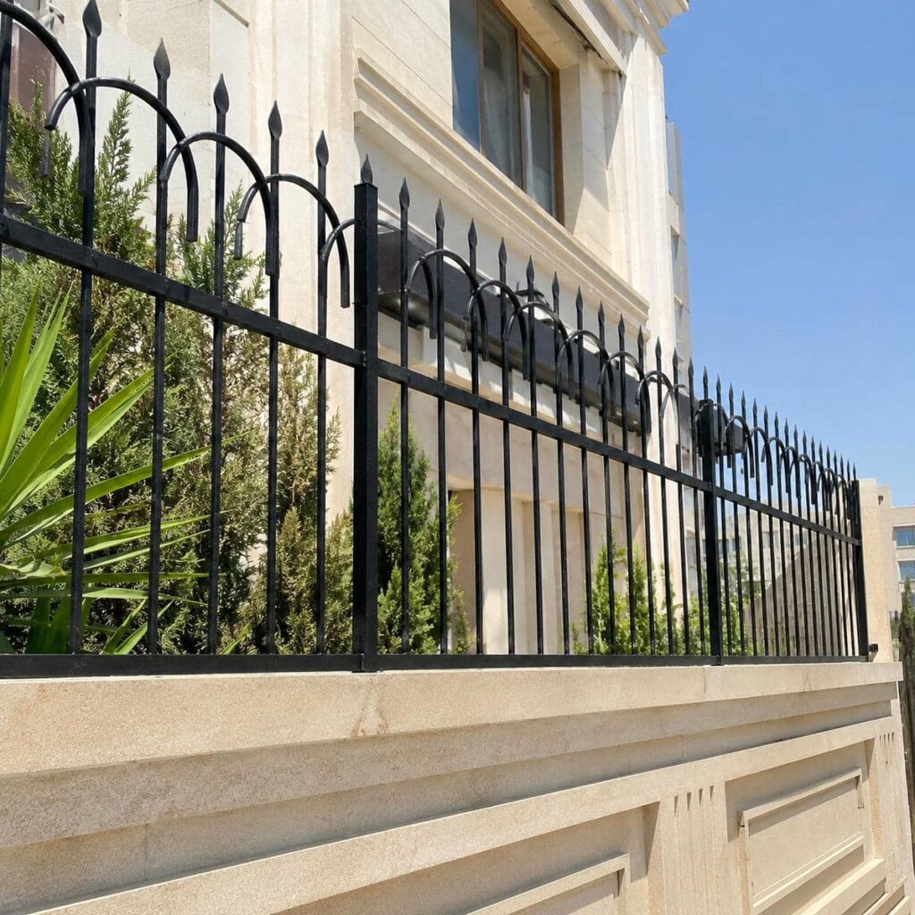 اجرای حفاظ دیوار کوتاه حیاط با کنترل تراز