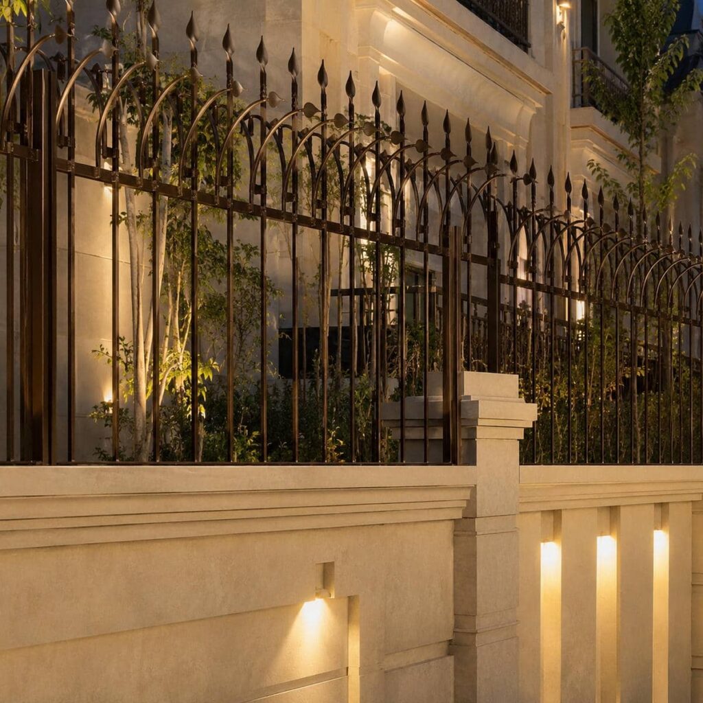نصب حفاظ دیوار سیم خاردار ترکیبی با تنظیم کشش رشته‌ها