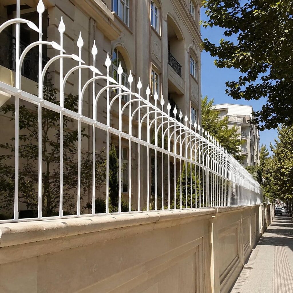 مدل زاویه دار حفاظ دیوار سیم خاردار ترکیبی با پایه مقاوم