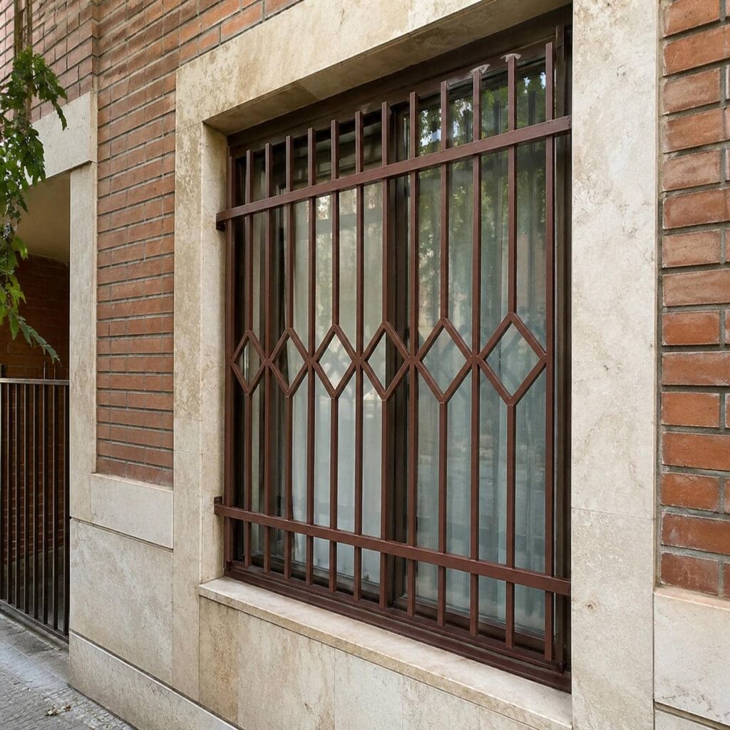 حفاظ پنجره شیک قاب دار شبکه‌ای با تقسیمات ظریف