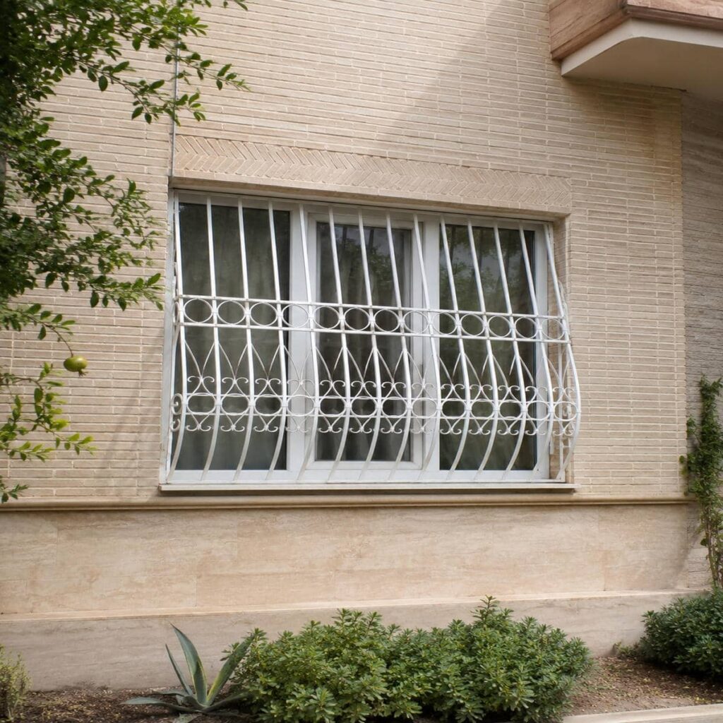 حفاظ پنجره پروفیلی هندسی با جزئیات ساخت و جوش دقیق