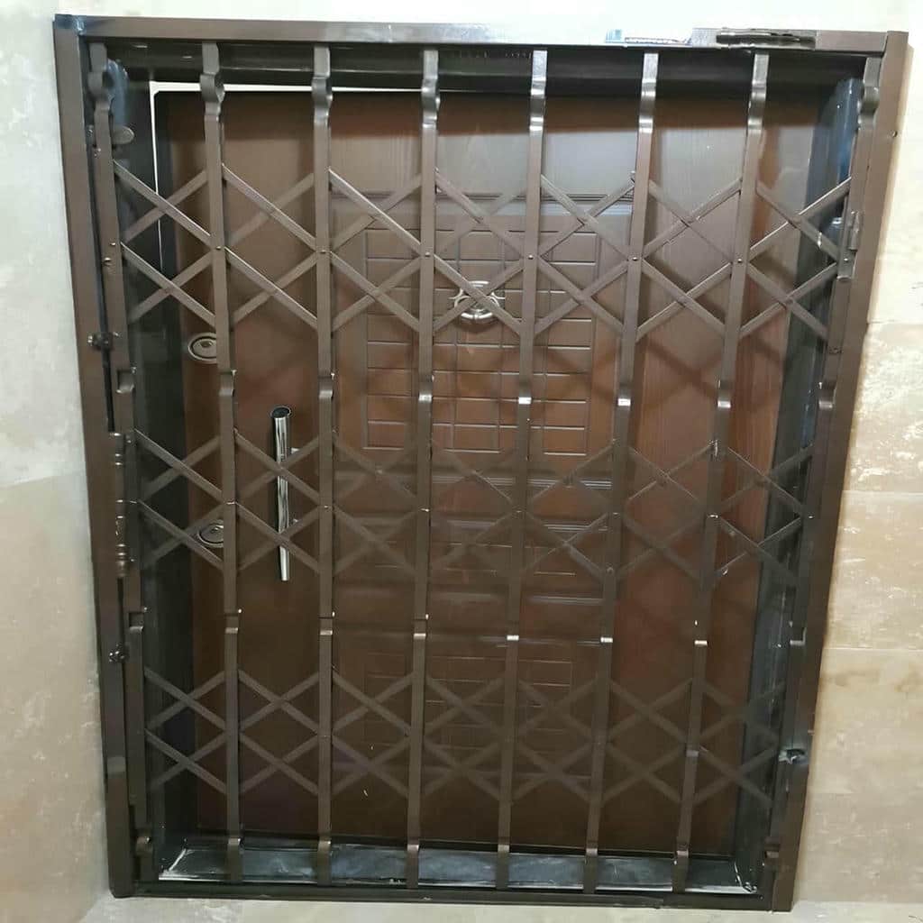 درب آکاردئونی آپارتمان با ساختار فلزی