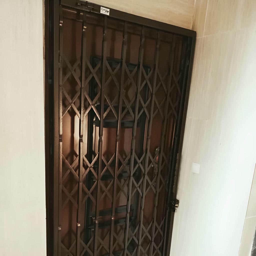 محافظ درب آپارتمان با قفل مقاوم