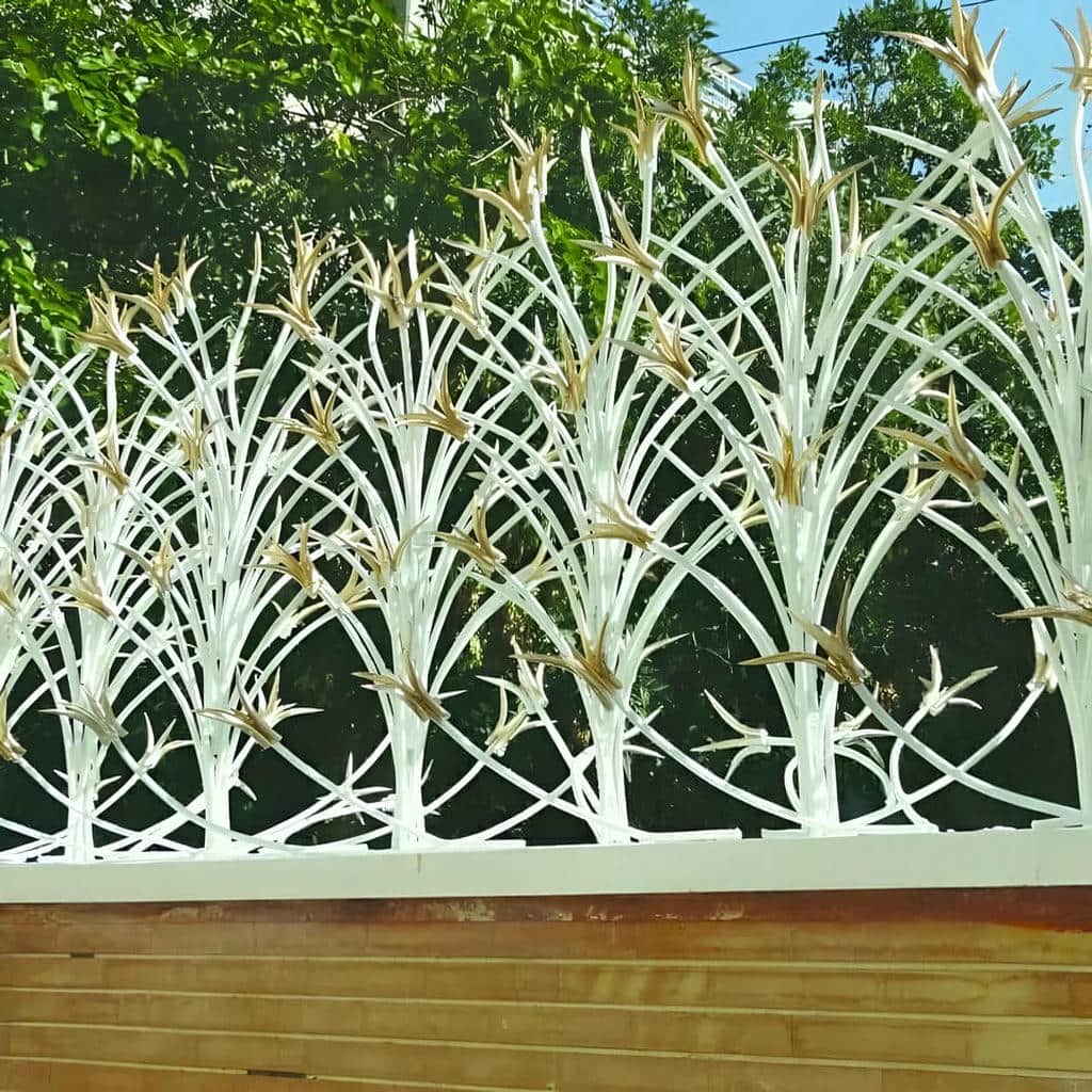 حفاظ دیوار حیاط کنار فضای سبز