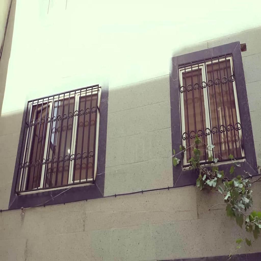 محافظ پنجره فلزی کلاسیک
