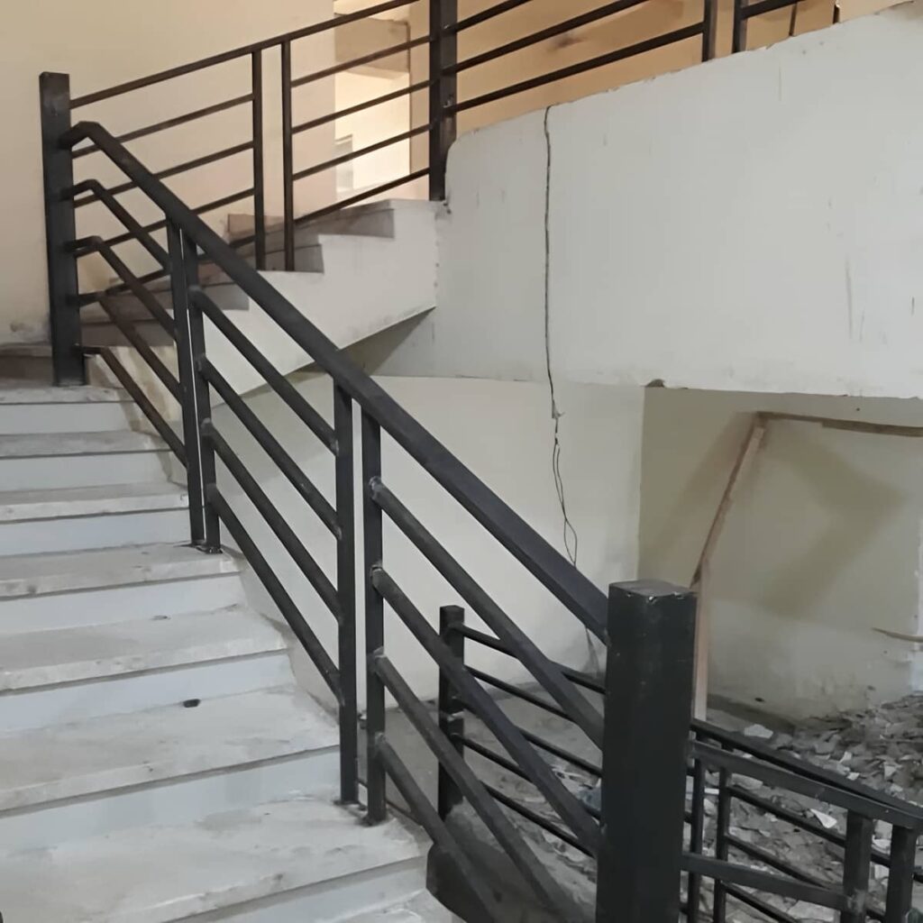 حفاظ بالکن با طراحی منظم حفاظ بالکن با طراحی منظم