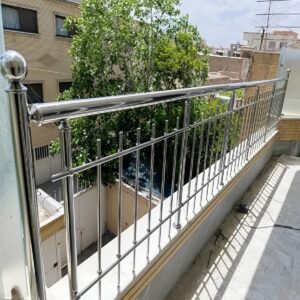 نرده چوبی راه پله با رنگ طبیعی