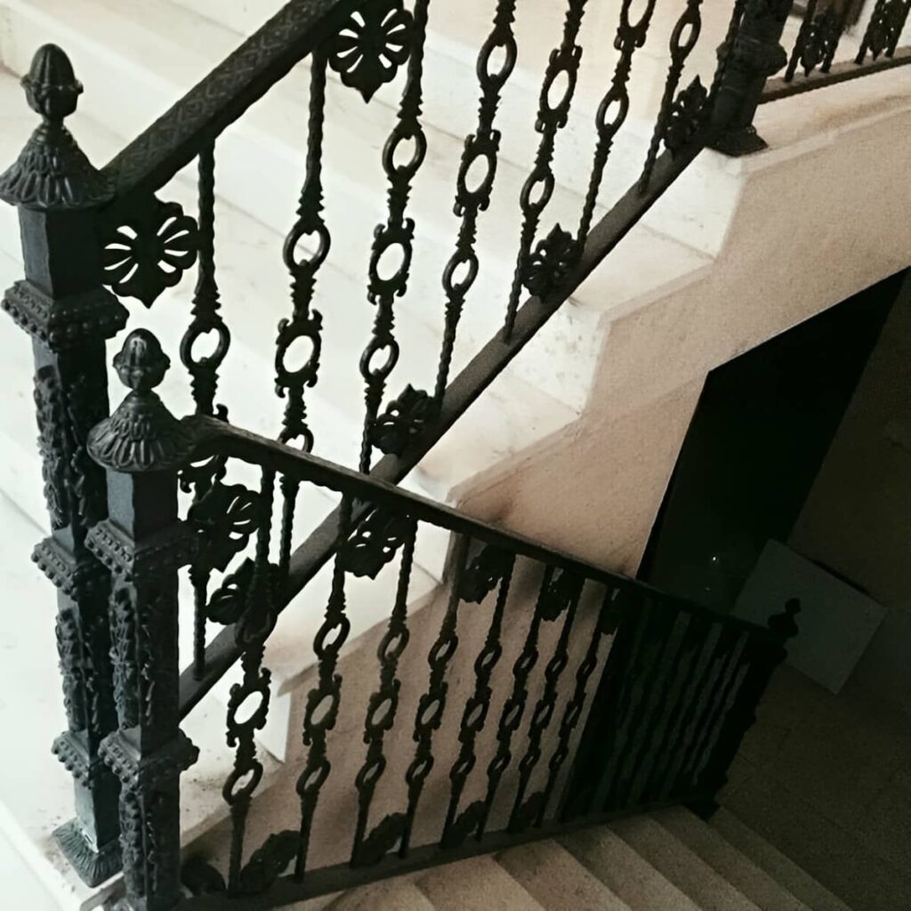 نرده فرفورژه بالکن طرح کلاسیک