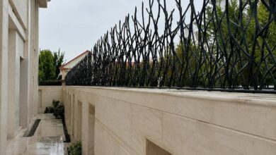 حفاظ روی دیوار فلزی