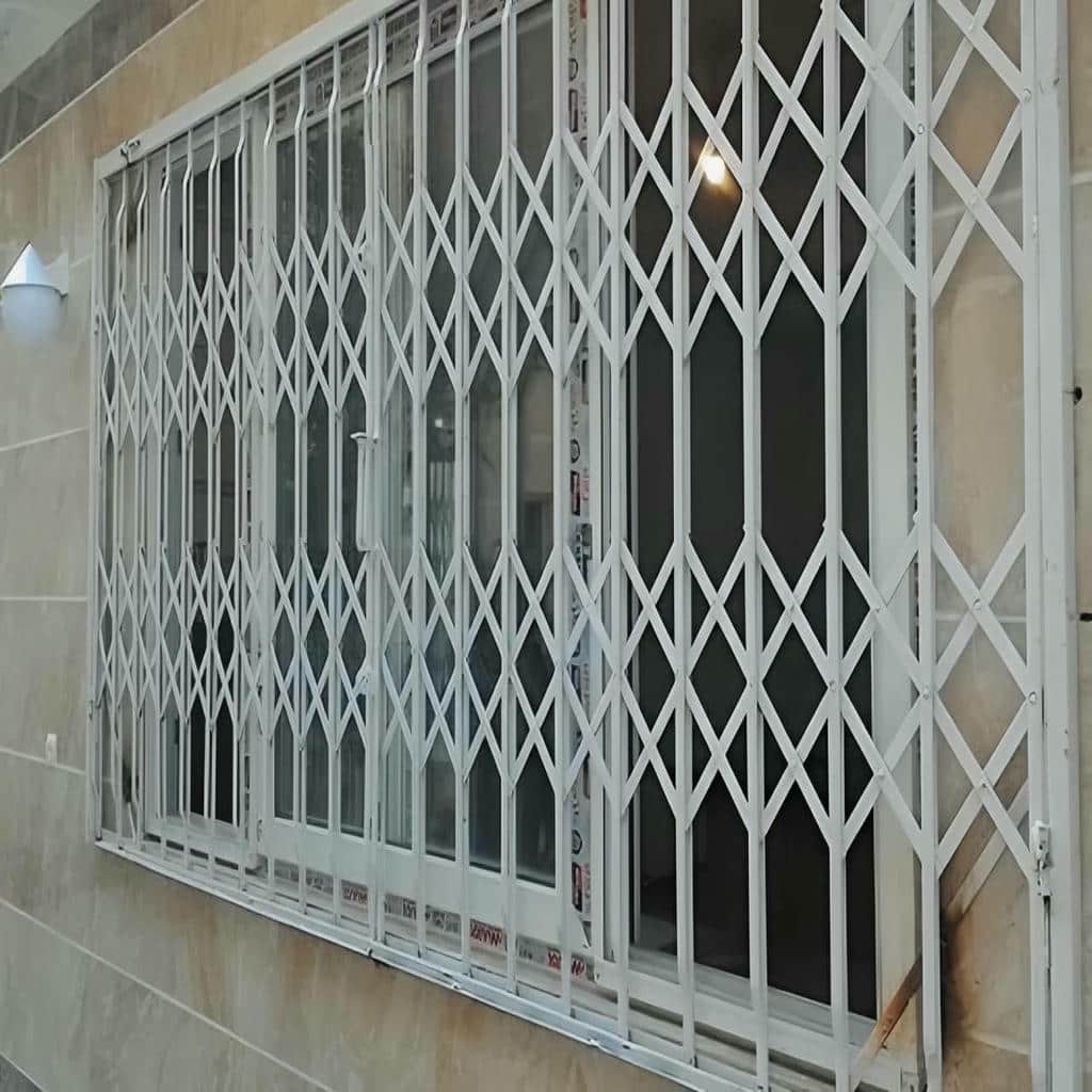 بازدید کارشناس از قاب سنگی فرسوده در ایلام