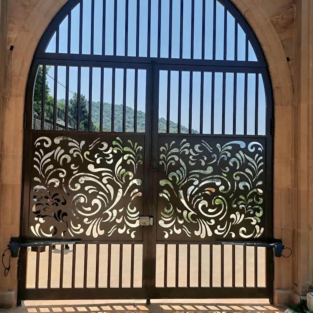 بازوی فولادی خاکستری بر لنگه چپ دروازه سفید