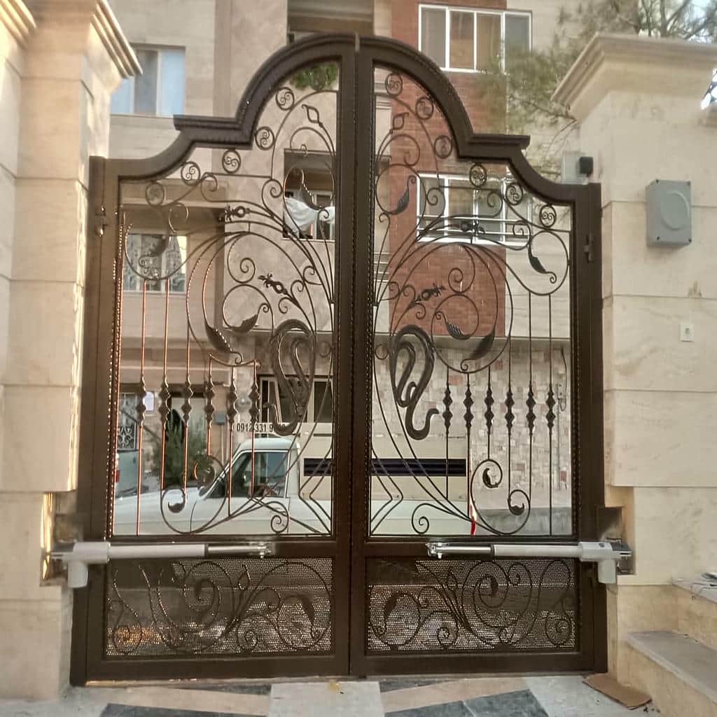 بازوی نقره‌ای جمع‌وجور روی لنگه آهنی حیاط