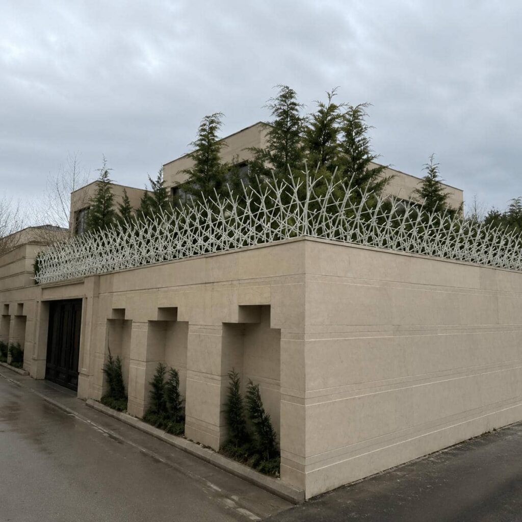 تاج سیمانی با نرده محافظ مشکی در زاهدان تاج سیمانی با نرده محافظ مشکی در زاهدان