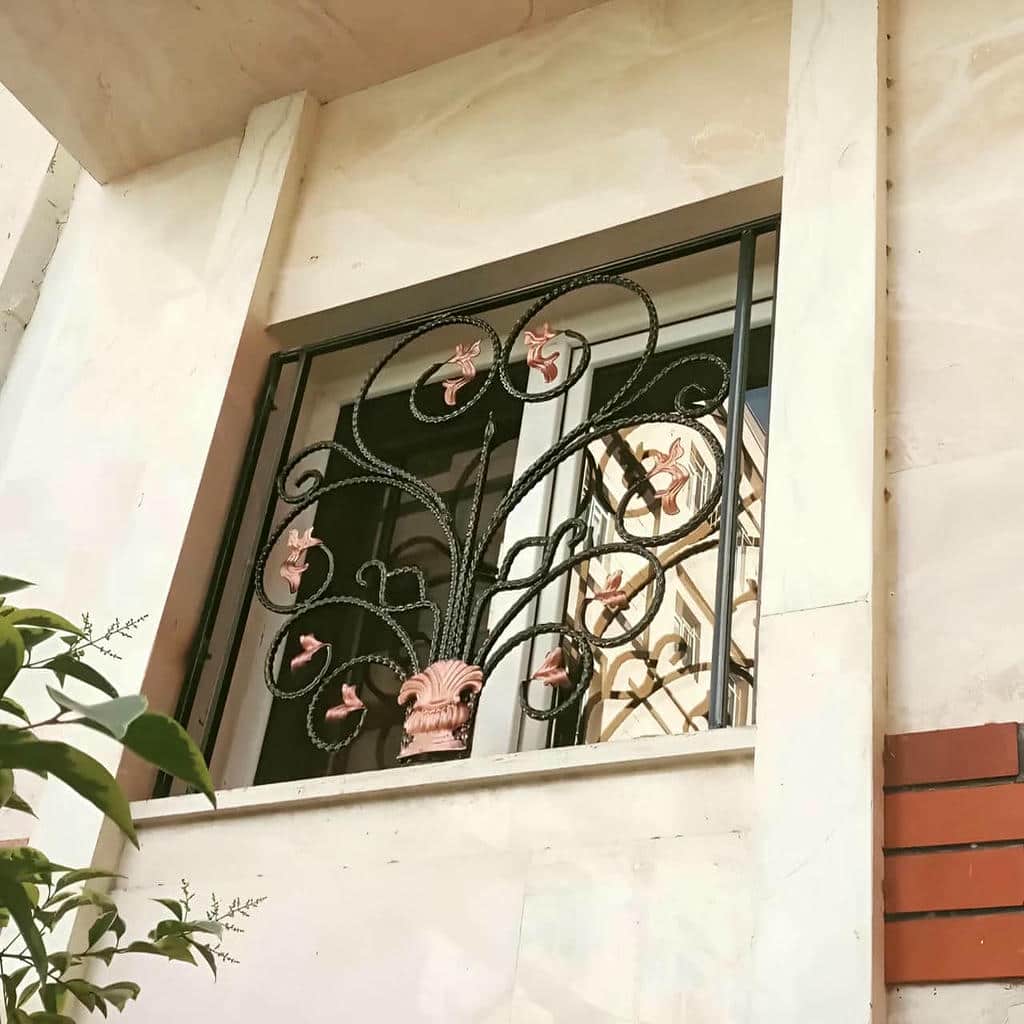 جزئیات ترک اندود اطراف دهانه پنجره سنگی