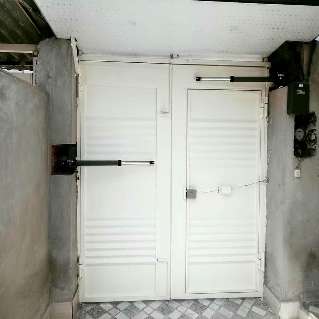جعبه کنترل مشکی زیر سایبان محافظ باران