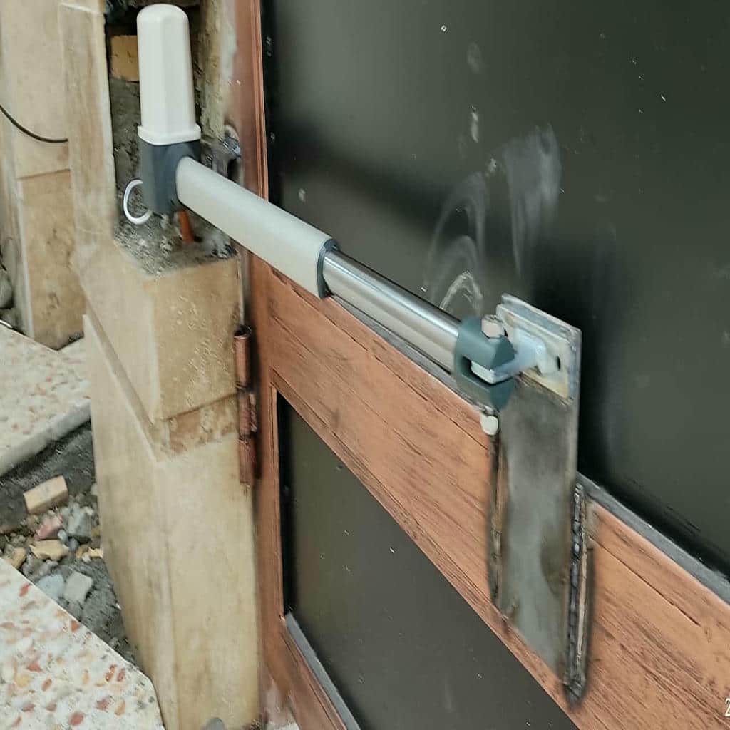 جک درب پارکینگ خاکستری کنار ستون بتنی