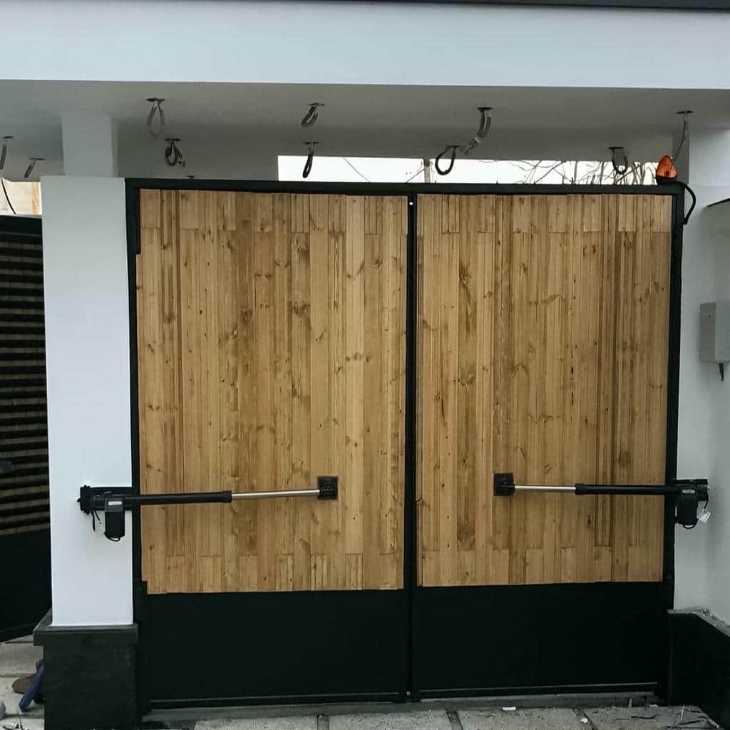 جک درب پارکینگ خاکستری کنار ورودی ساحلی استان هرمزگان