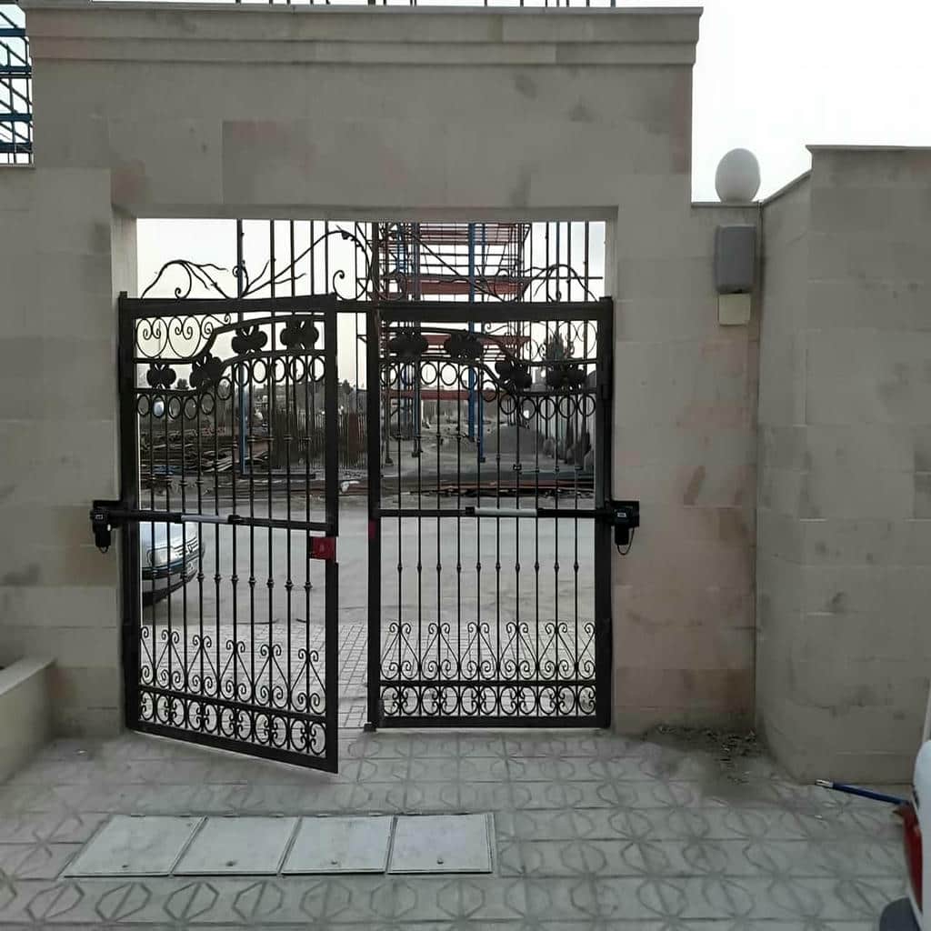 جک درب پارکینگ مشکی روی درب دولنگه فلزی