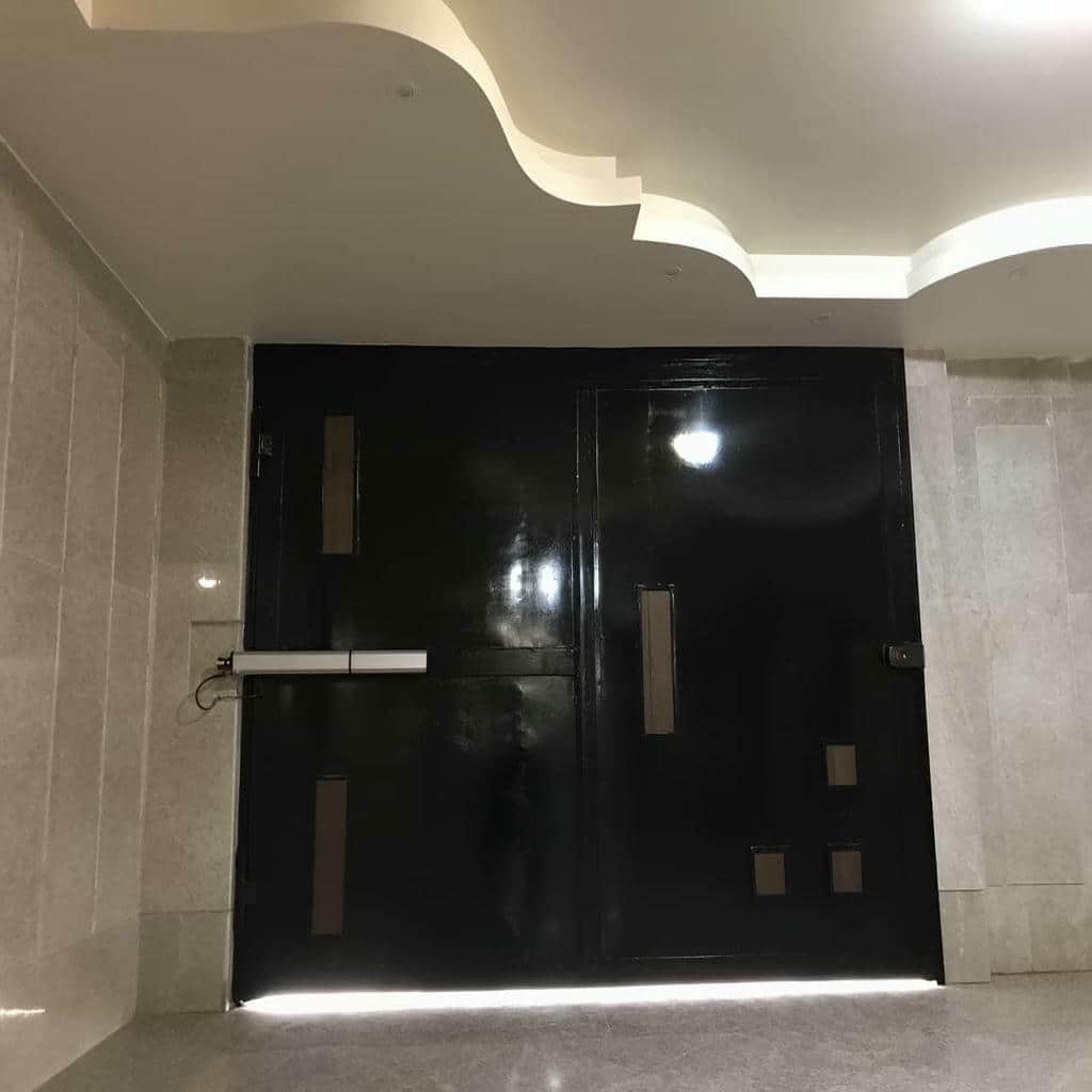 جک درب پارکینگ مشکی کنار ورودی مسکونی قزوین