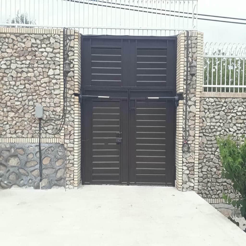 جک درب پارکینگ نقرهای کنار ستون سنگی جک درب پارکینگ نقرهای کنار ستون سنگی