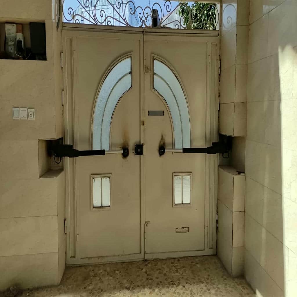 جک درب پارکینگ کنار ستون سنگی حیاط جک درب پارکینگ کنار ستون سنگی حیاط