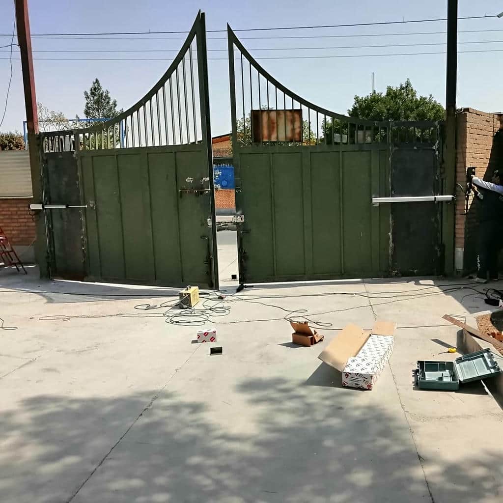 جک درب پارکینگ کنار ستون سنگی ورودی آپارتمان