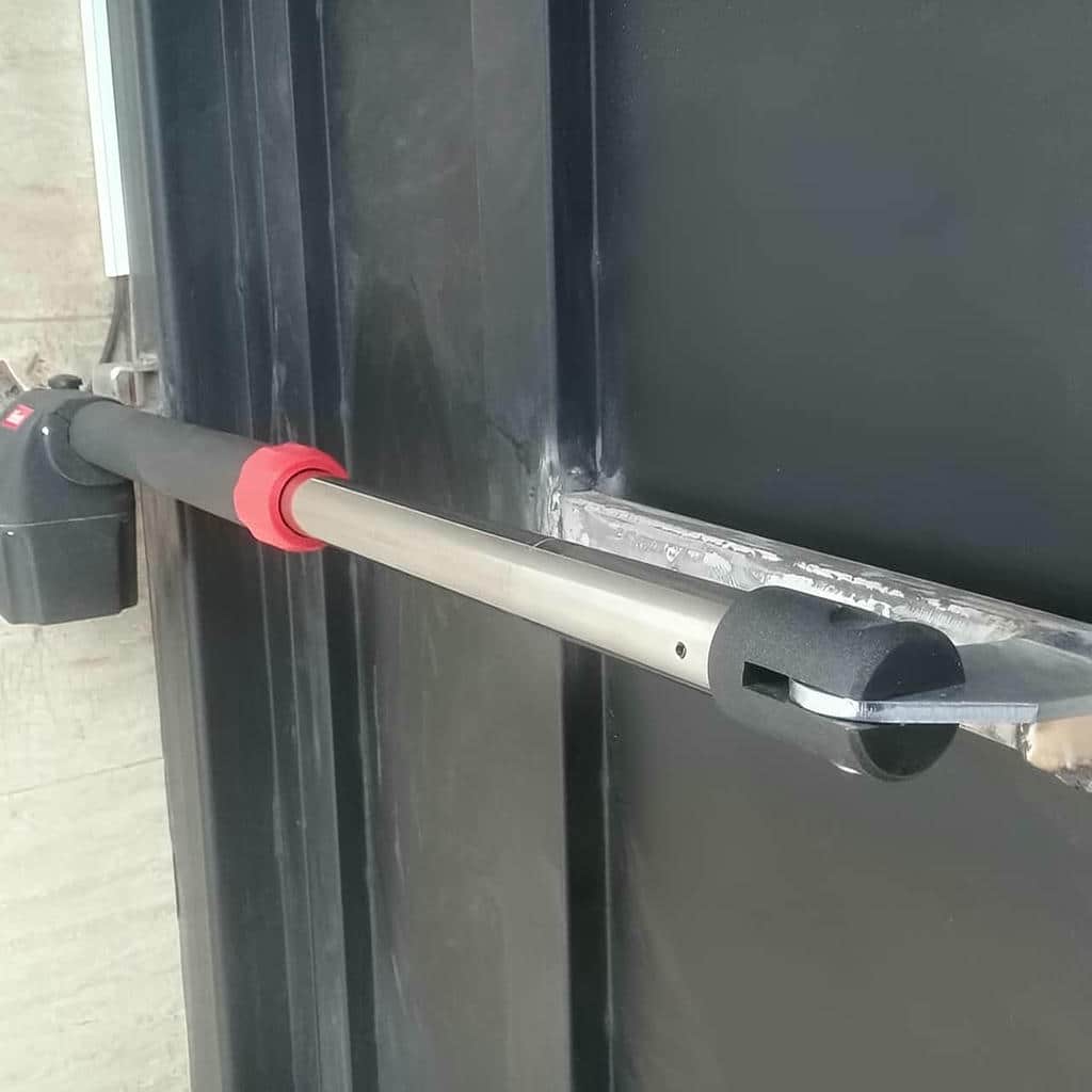 جک پارکینگی ریلی خاکستری کنار محوطه استان گلستان