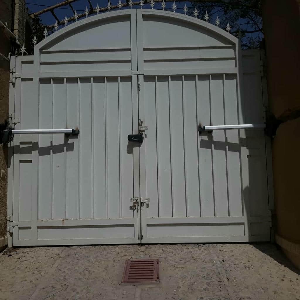 جک پارکینگی سفید کنار دیوار سیمانی ساده جک پارکینگی سفید کنار دیوار سیمانی ساده