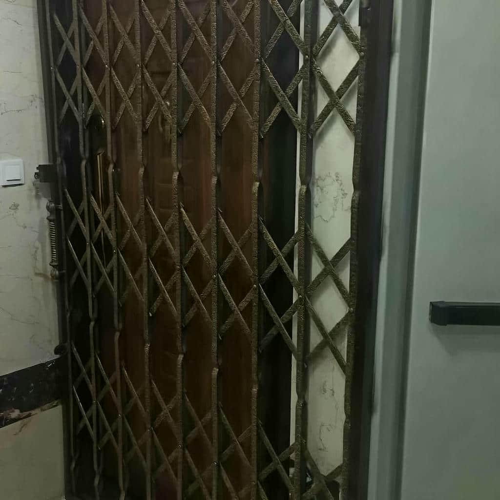 مرکز فروش حفاظ درب آکاردئونی هماهنگ با نمای ساختمان در استان اردبیل