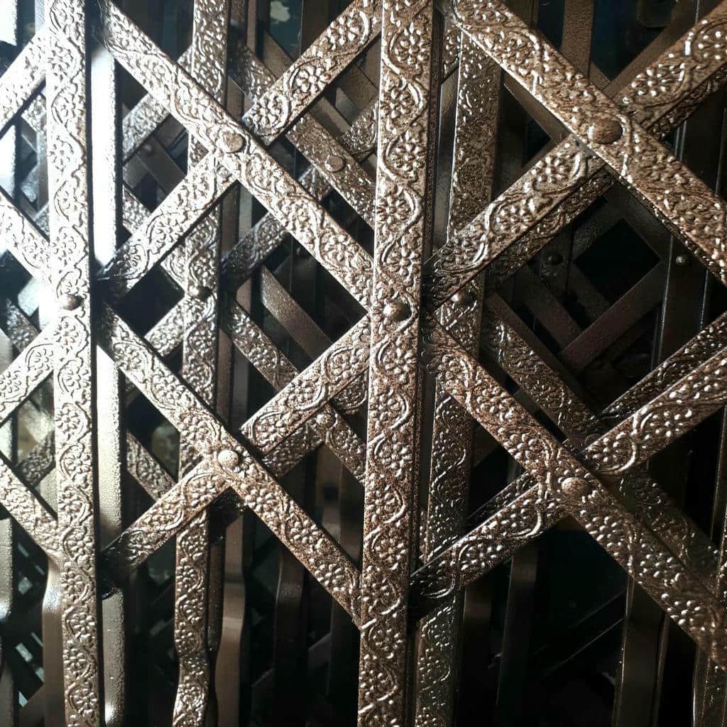 حفاظ درب آکاردئونی سفید کنار درب چوبی روشن