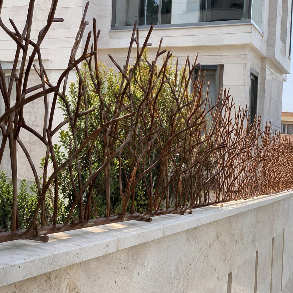 حفاظ دیوار سرنیزه‌ای روی تاج آجری