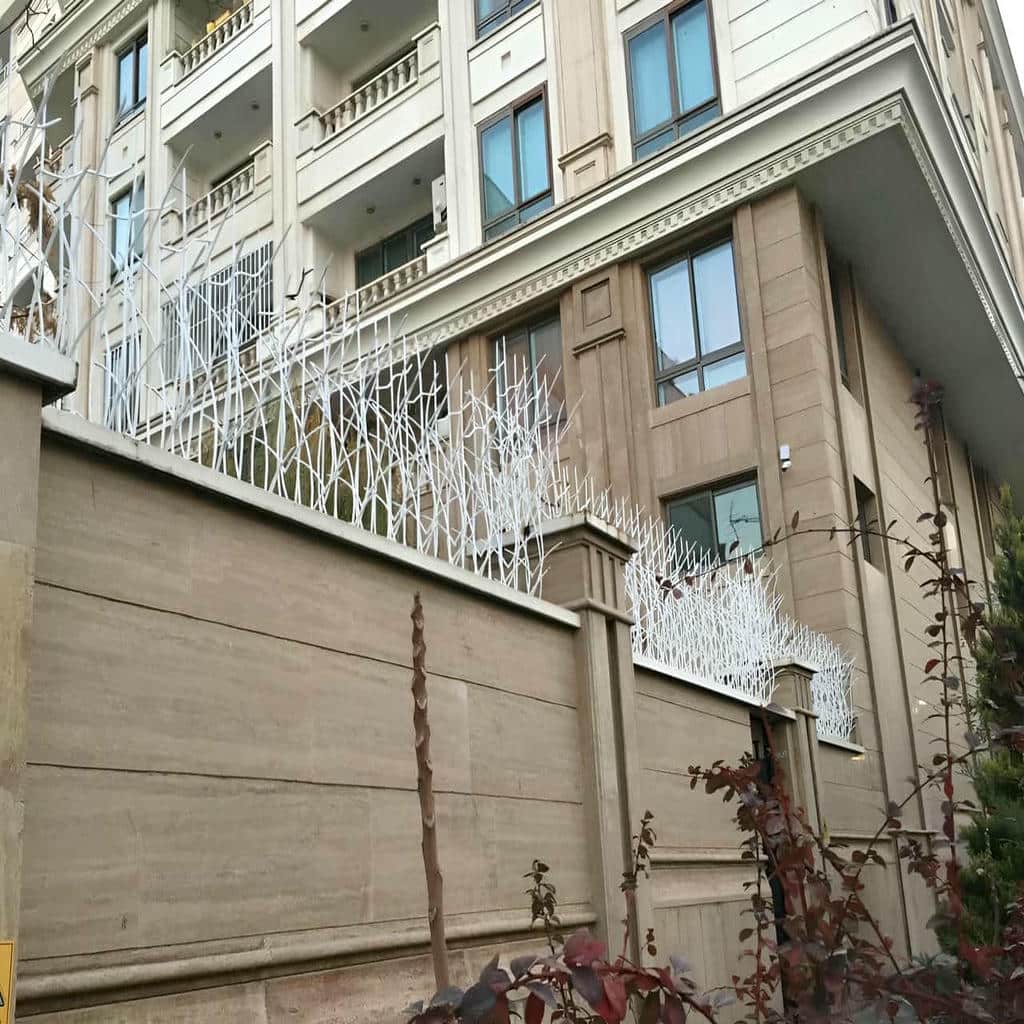 حفاظ دیوار سفید روی دیوار آجری خانه