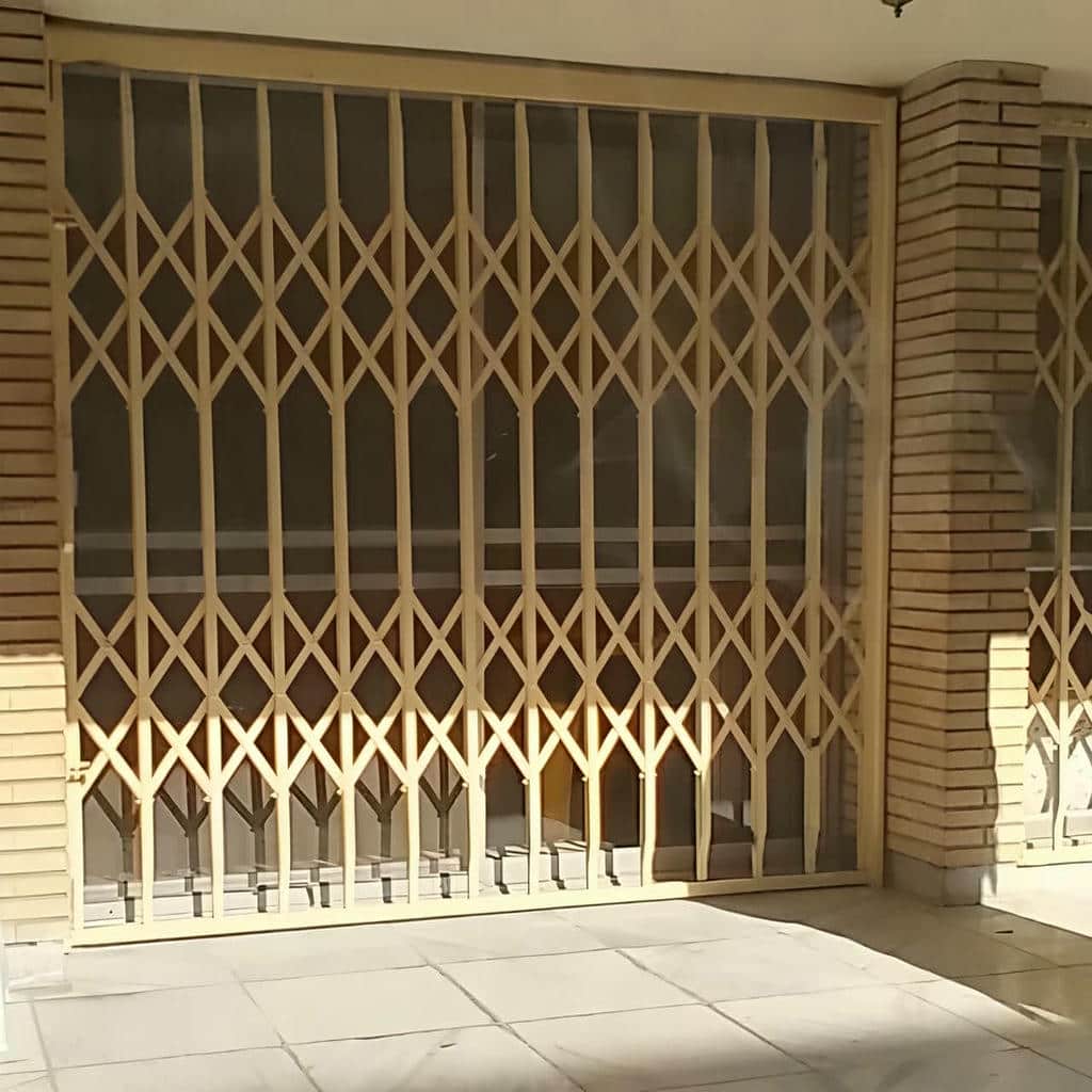 حفاظ پنجره با چارچوب سفید در ساختمان ویلایی قزوین