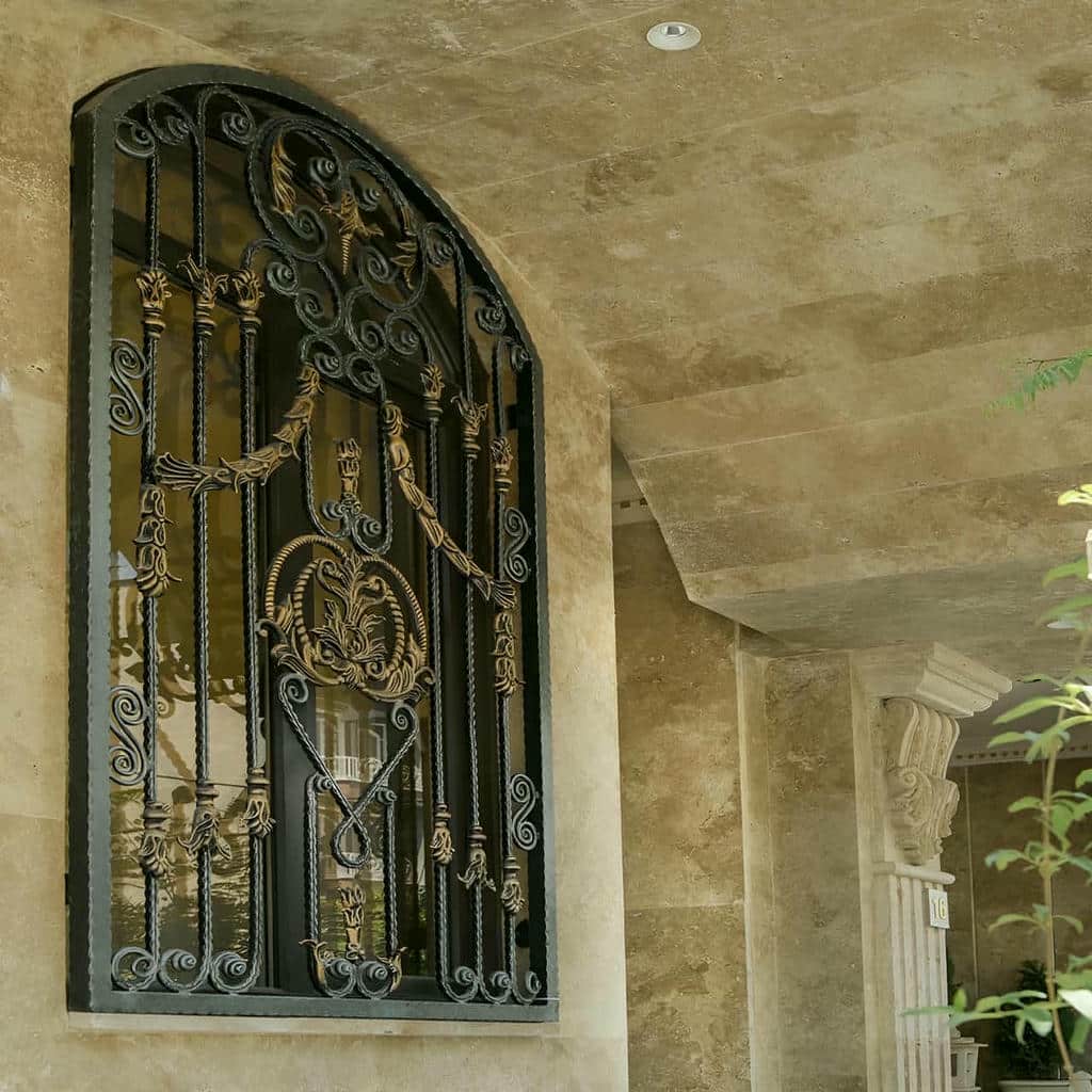 حفاظ پنجره ساده روی دیوار سنگی استان بوشهر