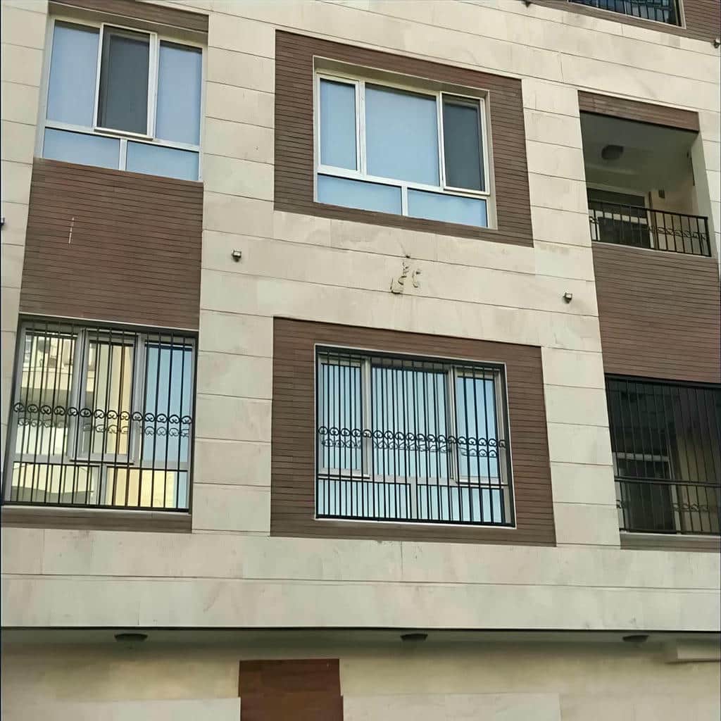 حفاظ پنجره ساده سفید روی خانه آجری استان کردستان