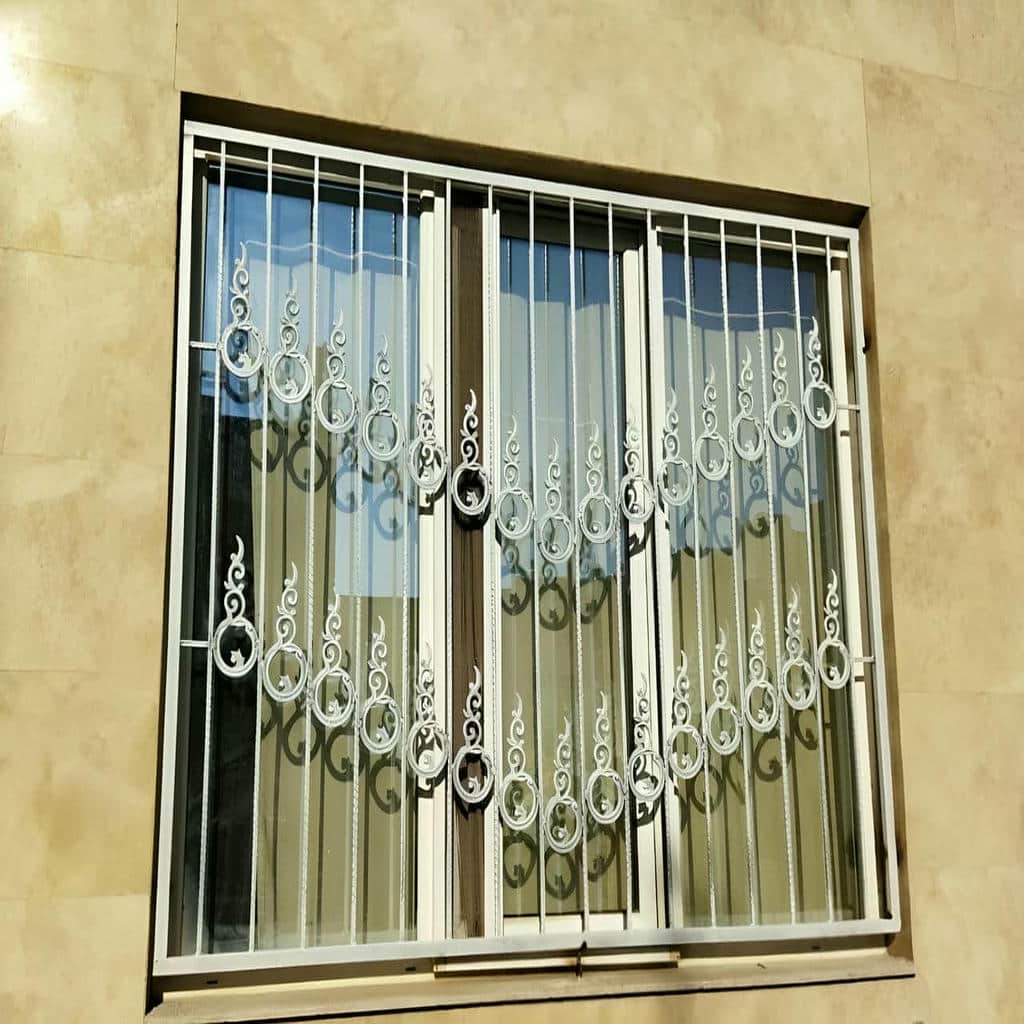 حفاظ پنجره سفید روی پنجره حیاط استان زنجان