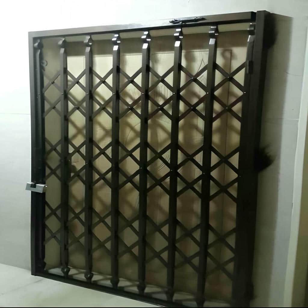 دستگیره برنزی روی محافظ کشویی باغ